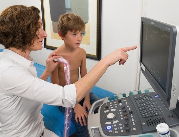 Dr. Isabel Winter mit einem Kind bei einer Ultraschalluntersuchung