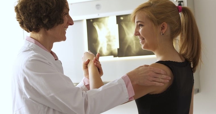 Dr. Isabel Winter mit einer Patientin