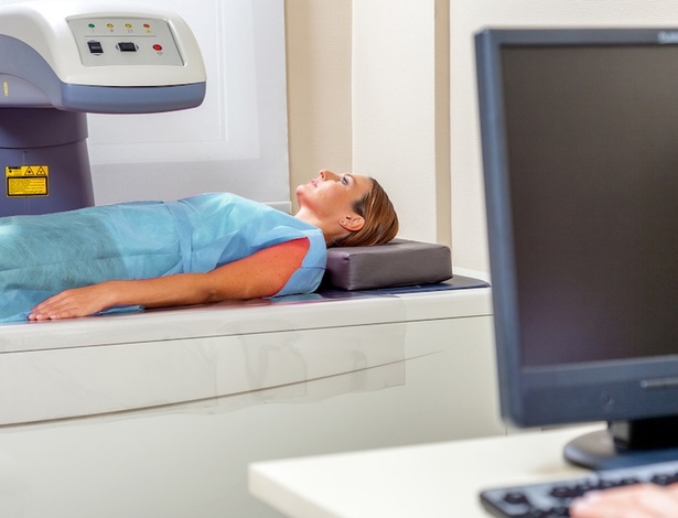 Eine liegende Patientin bei der Knochendichtemessung